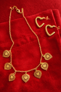 Bijoux en or sur fond de velours rouge
