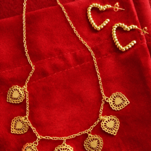 Bijoux en or sur fond de velours rouge