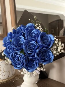Bouquet de roses en satin bleu fait main